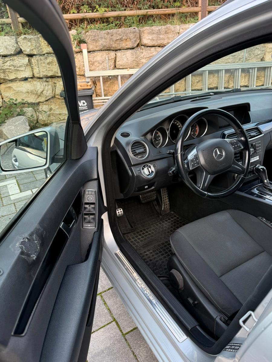 Mercedes-Benz C200 2011 — interior