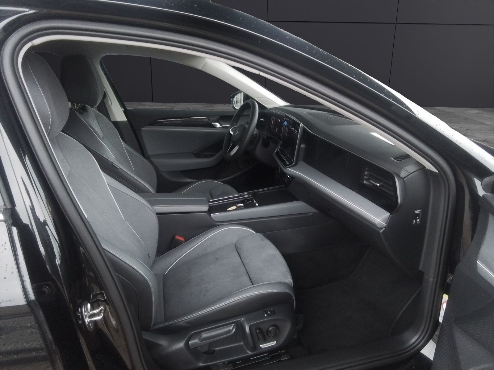 Fahrzeugabbildung Volkswagen Passat eTSI DSG LED ACC NAVI TRAILERASSIST
