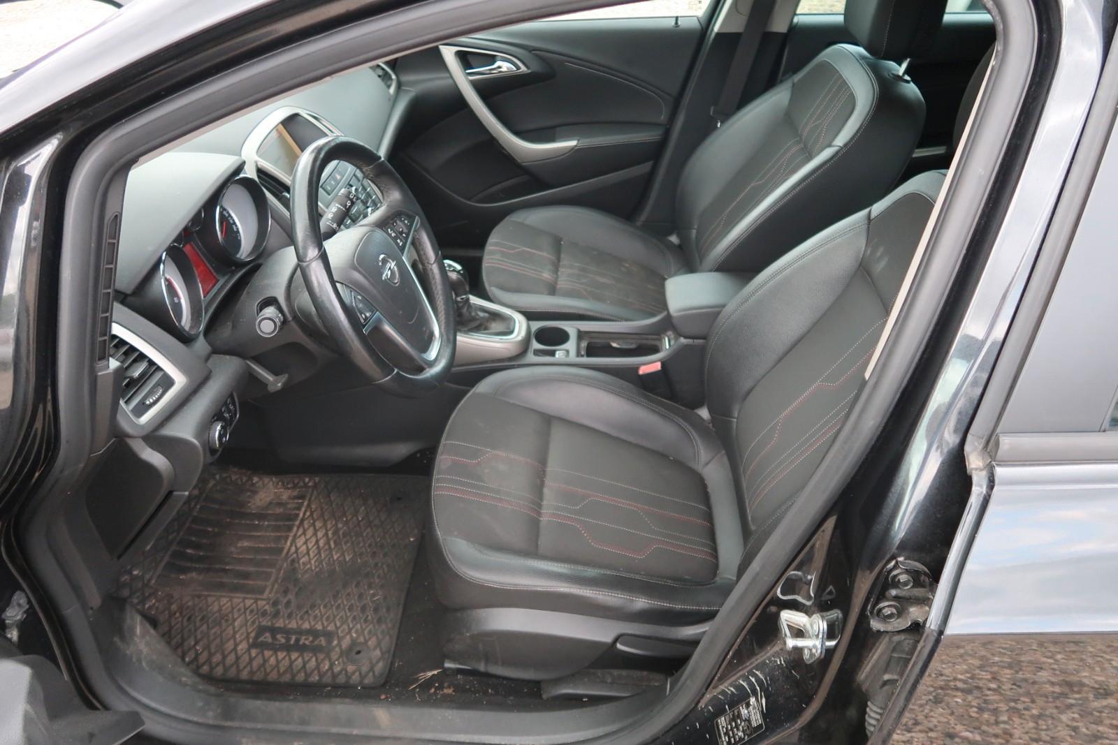 Opel Astra 2012 — photo 10
