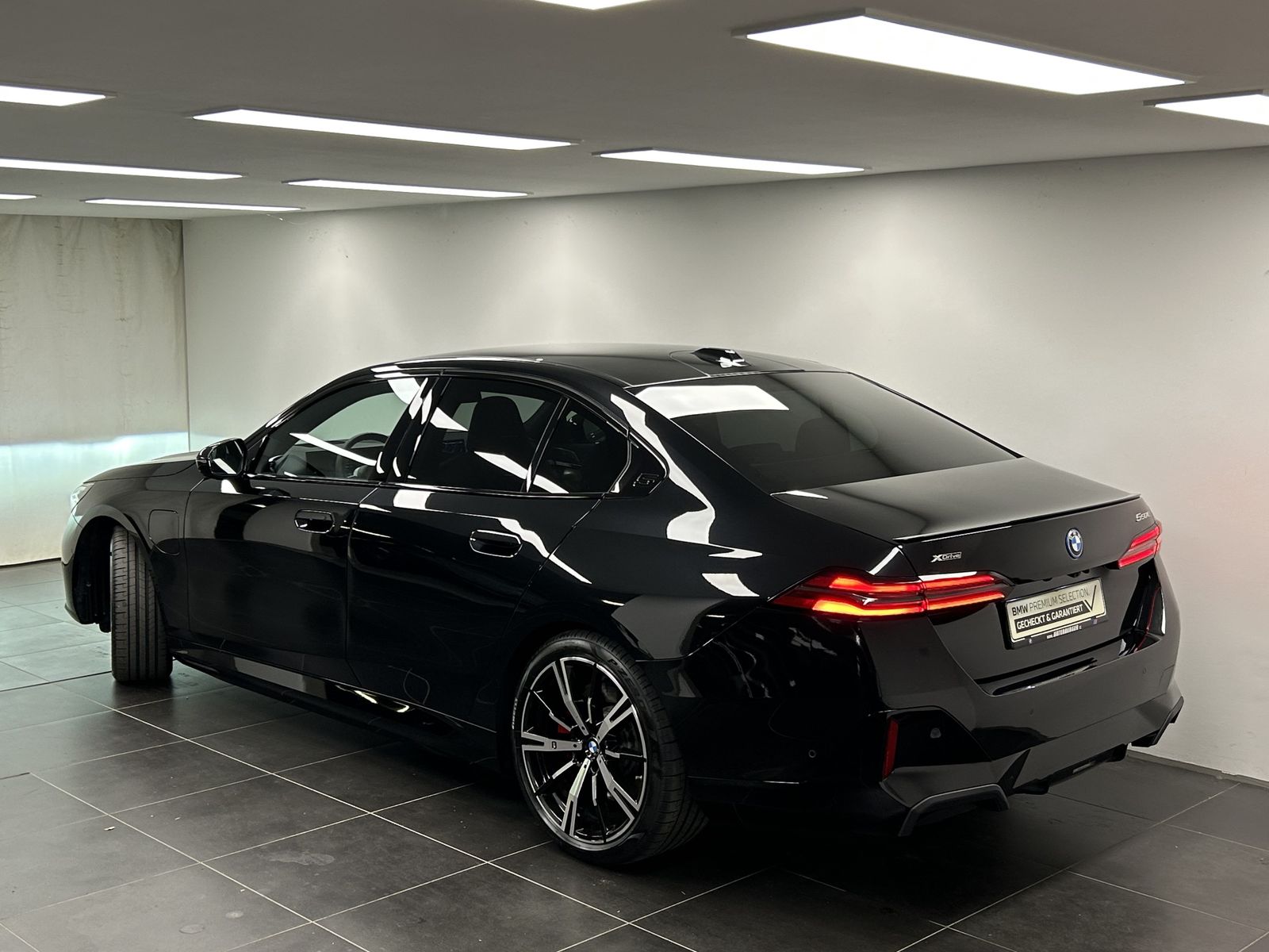 BMW 550e xDrive Limousine M Sportpaket Pro DAB LED A imagem 3