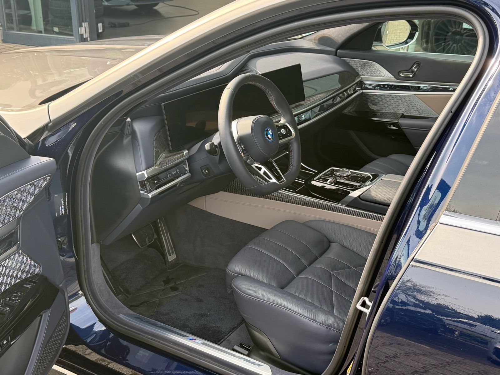 BMW i7 M70 xDrive ExecutiveLoungeSeating TwoTone foto 5