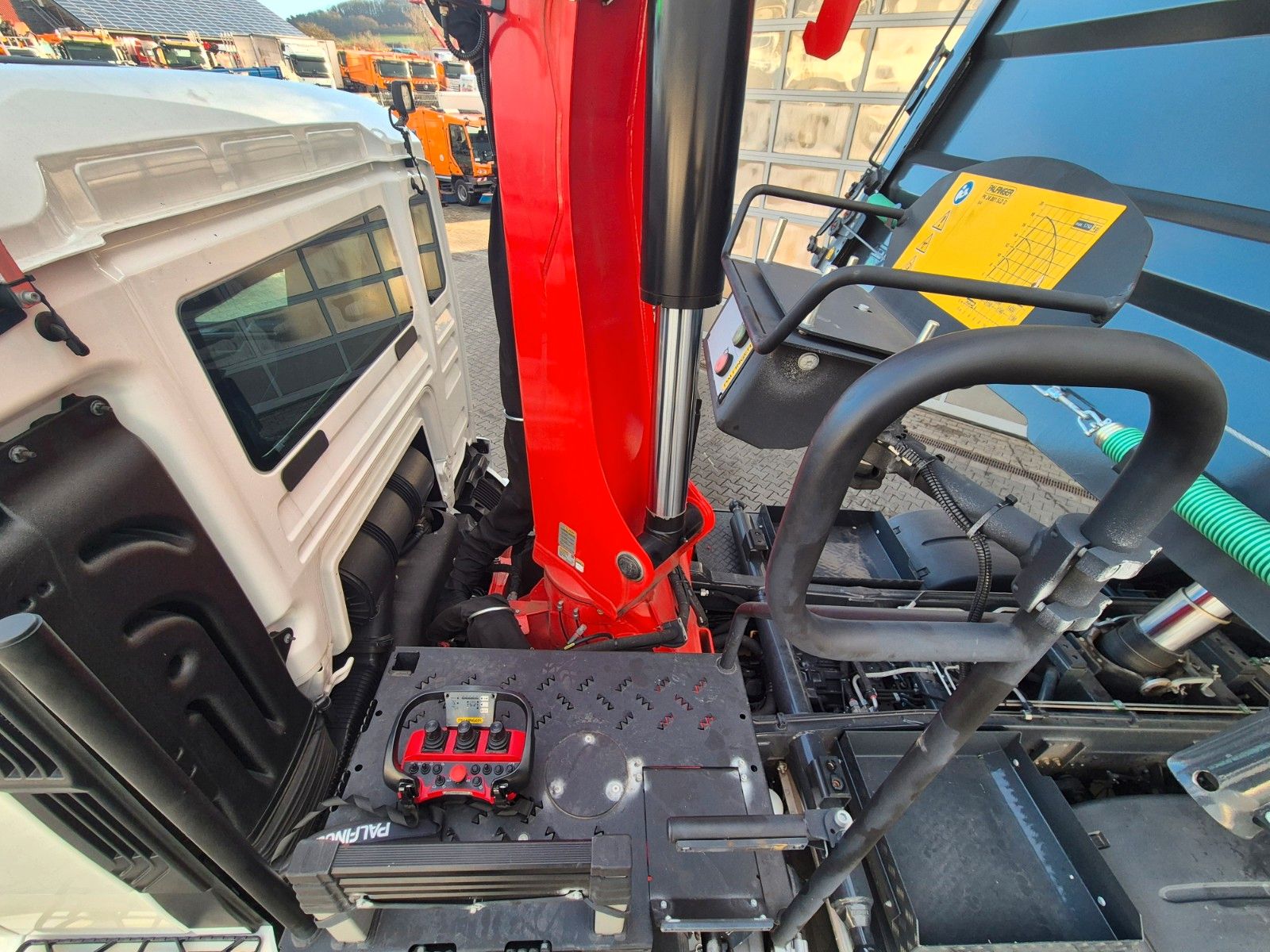 Fahrzeugabbildung MAN TGS 28.510 6x4-4 BL Palfinger PK24.001 Funk AHK