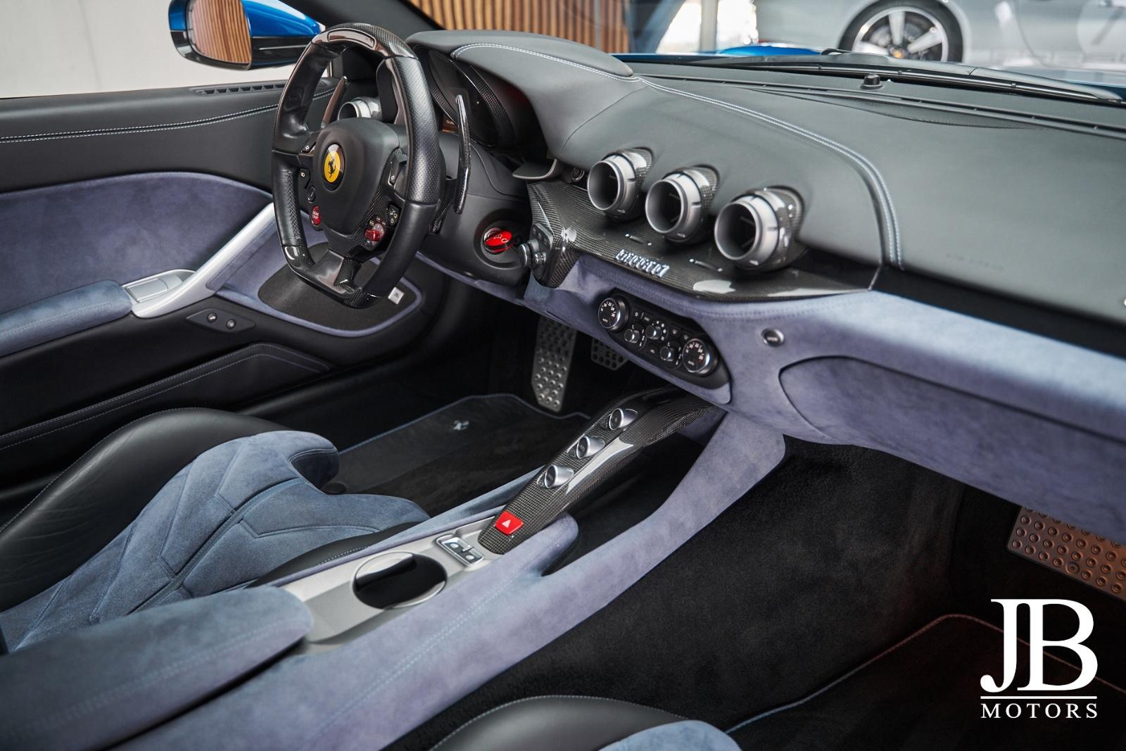 Ferrari F12 Berlinetta V12 740 ch • Atelier Car Blu Abu Dhabi • Carbone • Baquets carbone • Lift • 37 000 km