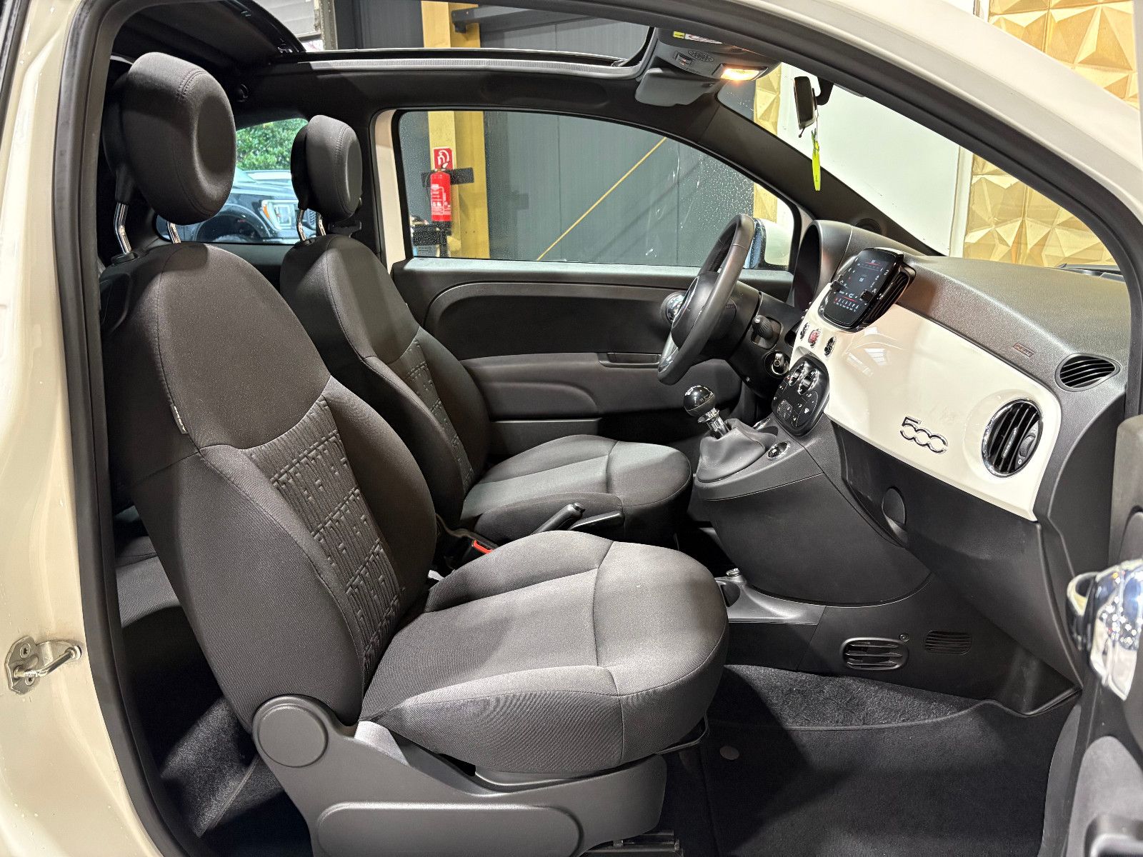 Fahrzeugabbildung Fiat 500 Dolcevita/PANO/PDC/KLIMA/DAB/TEMPOMAT/BLUETO