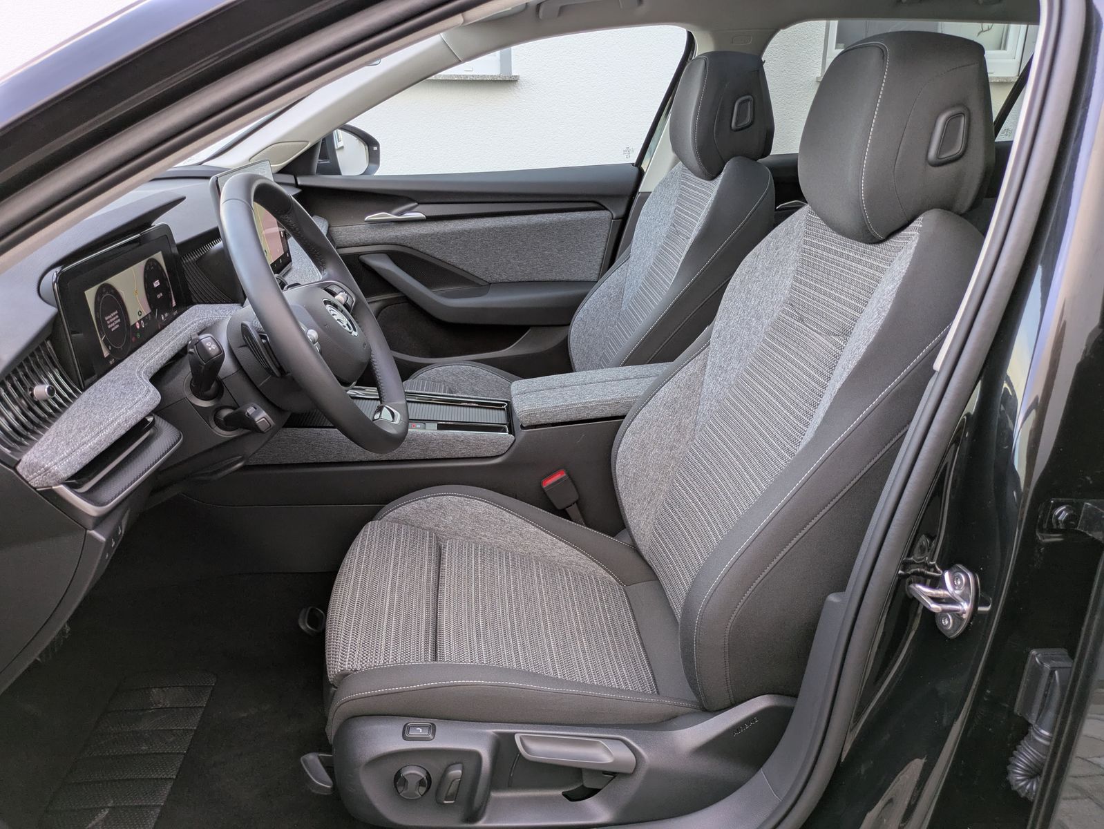 Fahrzeugabbildung SKODA Superb 2.0 TDI 4x4 Selection MATRIX*AHK*PANO*19"