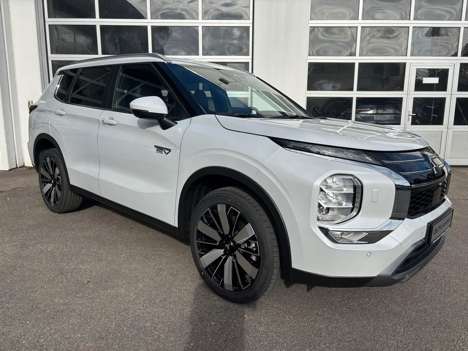 Mitsubishi Outlander 2.4 Plug-in Hybrid 4WD Select imagem 2