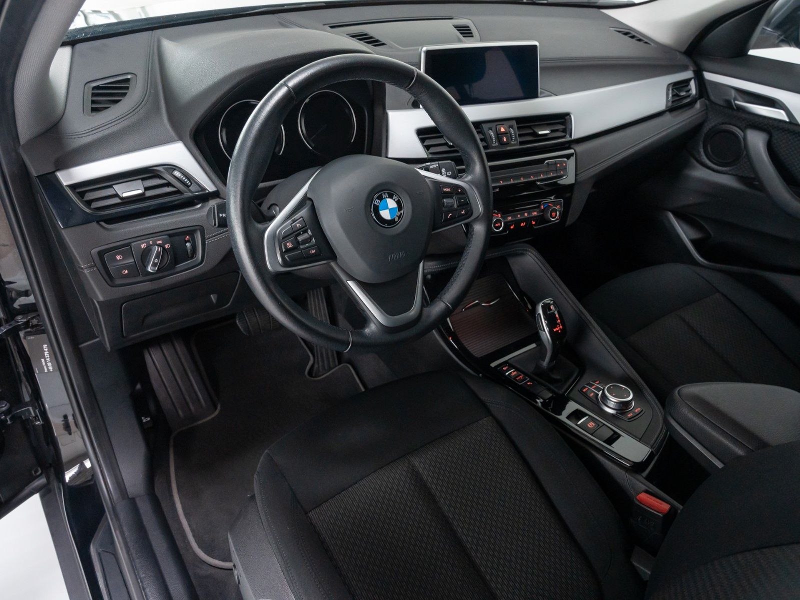 Fahrzeugabbildung BMW X2 sD18i Advantage Parkassist. DAB Navi PDC LED