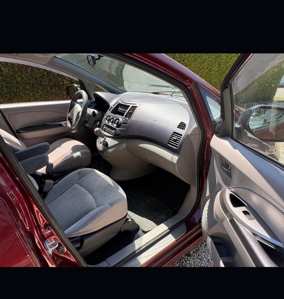 Mitsubishi Grandis 2004 — photo 11