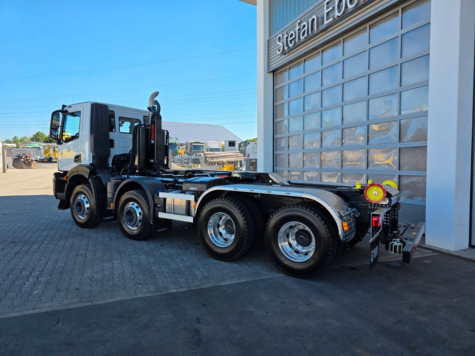 Fahrzeugabbildung Iveco X-Way AD320X46BZ OFF 8x4 Hiab ULT26S53-W-ITF Alu