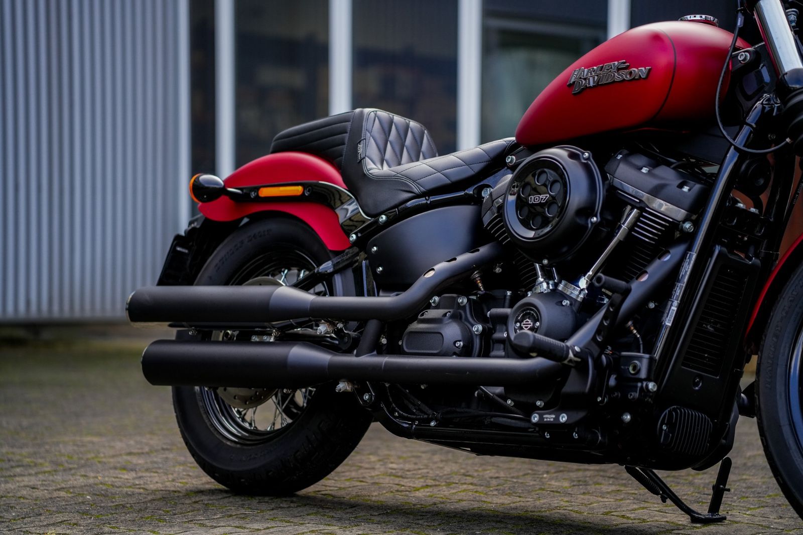 Fahrzeugabbildung Harley-Davidson FXBB Street Bob Softail - Sissybar -Satteltasche