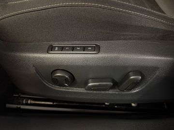 Fotografie des Skoda Superb Combi 2,0l TDI DSG Scout 4x4
