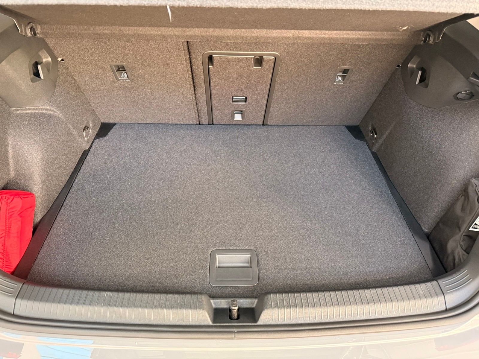 Fahrzeugabbildung Volkswagen Golf VIII Lim. 1.5 eTSI 110 kW Style DSG + Navi