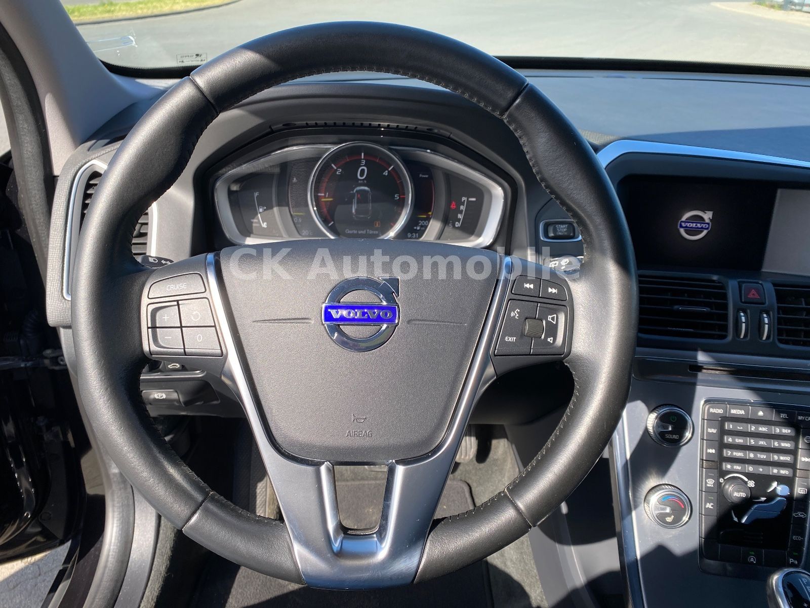 Fahrzeugabbildung Volvo XC60 D3 Summum 2WD/Navi/Leder/Bi-Xenon/PDC/AHK
