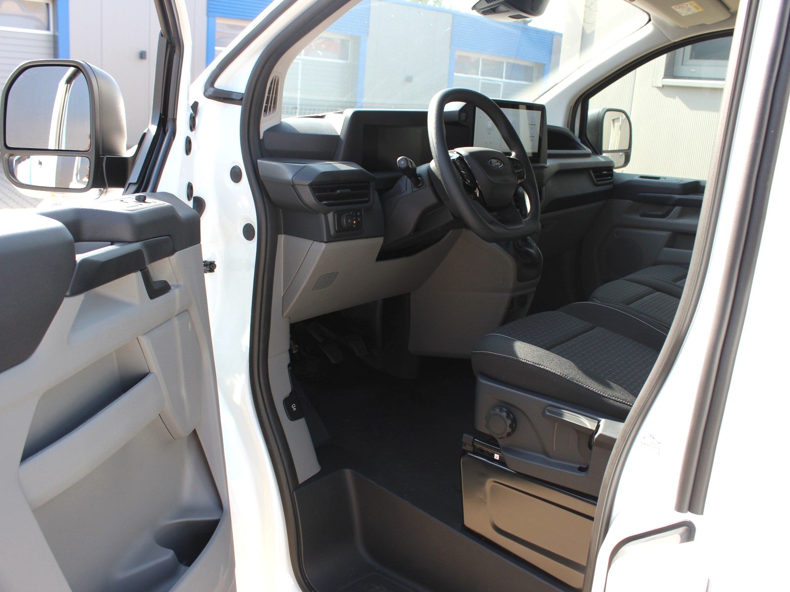 Fahrzeugabbildung Ford Transit Custom 320 L1 Trend FWD Plug-in Hybrid