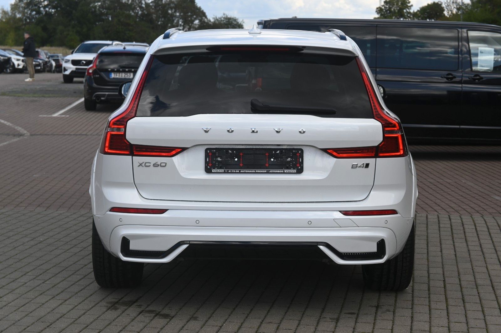 Fahrzeugabbildung Volvo XC60 UltimateDark AWD*MASS*LUFT*HUD*B&W*22"*360°