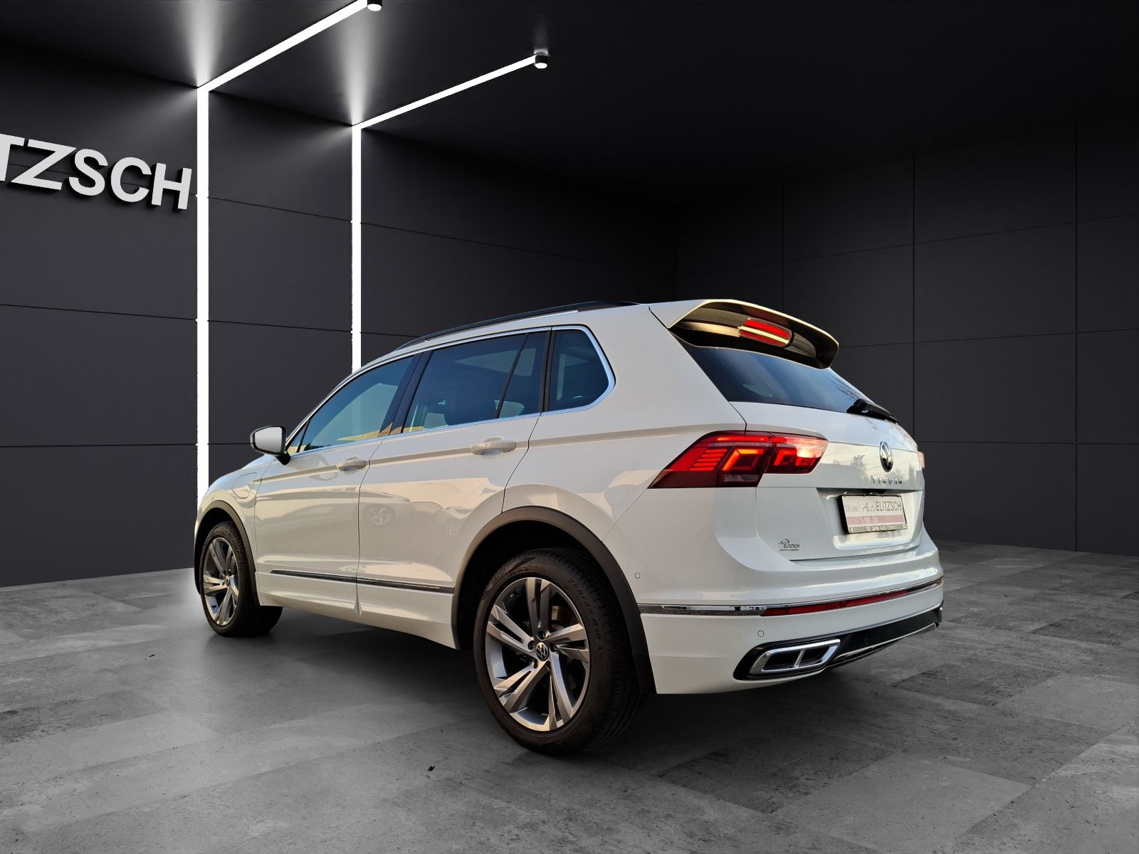 Fahrzeugabbildung Volkswagen Tiguan eHybrid R-Line DSG Matrix AHK Navi Pano A