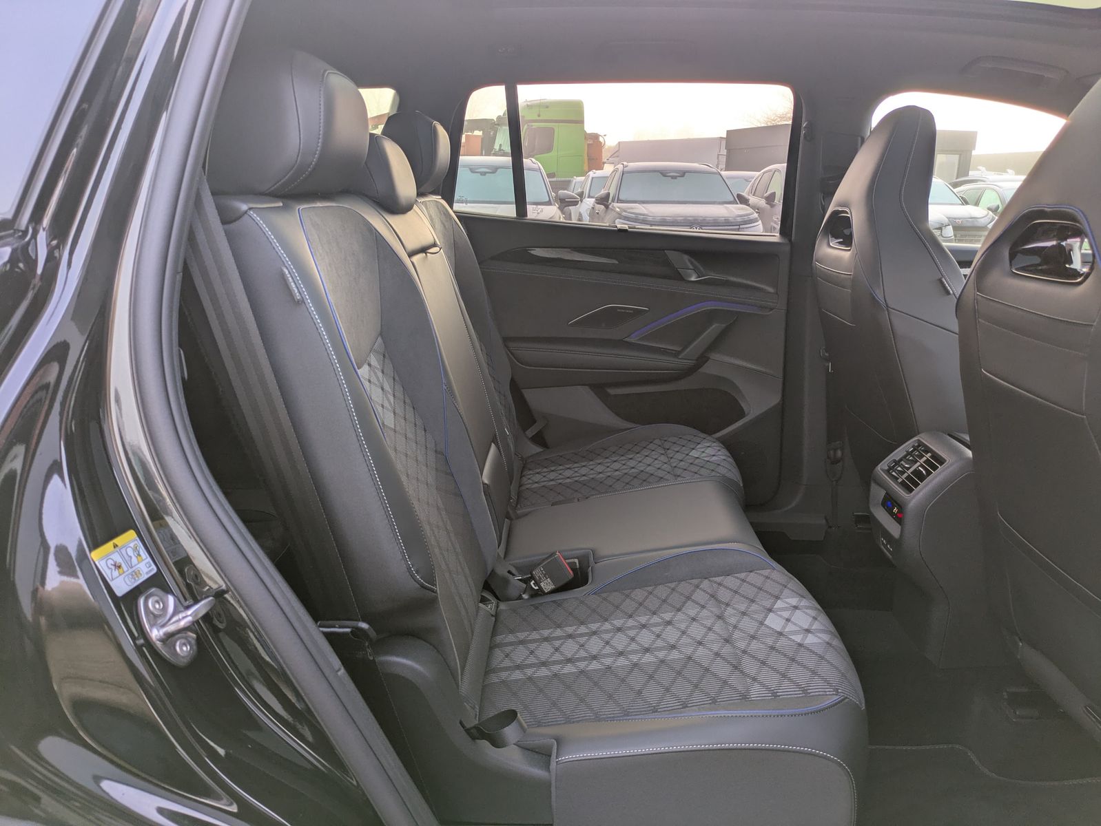 Fahrzeugabbildung Volkswagen Tayron 2.0 TDI 4M R-Line BLACK*7Si*MATRIX*PANO