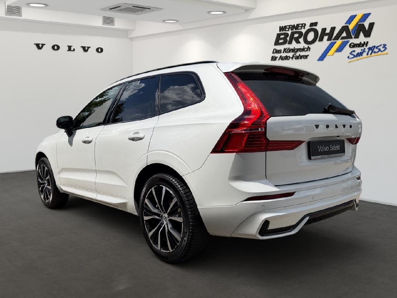 Fahrzeugabbildung Volvo XC60 B4 Benzin Plus Dark 2WD