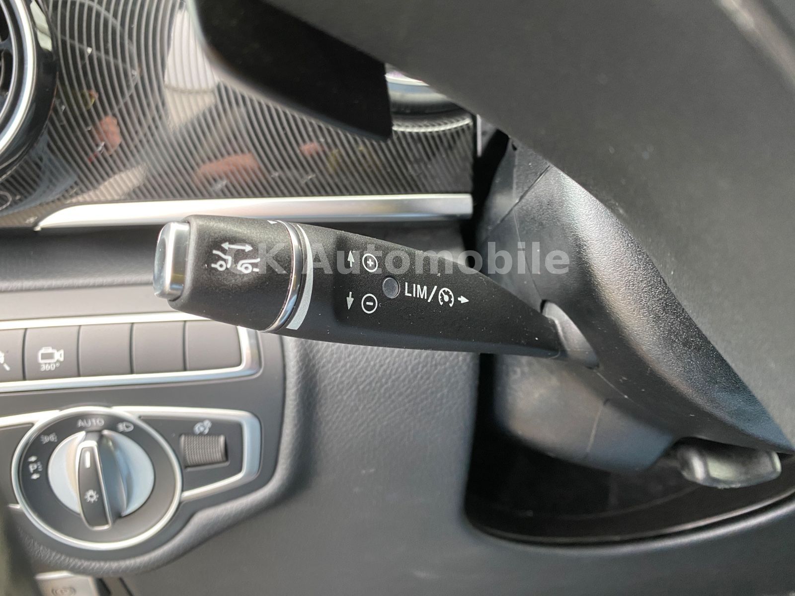 Fahrzeugabbildung Mercedes-Benz V 300d 4Matic Kompakt/AMG-Line/8 Sitze/360°/AHK