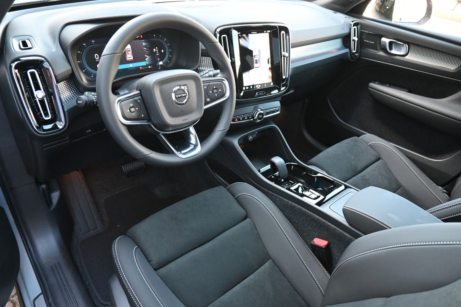 Fahrzeugabbildung Volvo XC40 B4 DKG Ultra Dark*FSHZG*PANO*360°*ACC