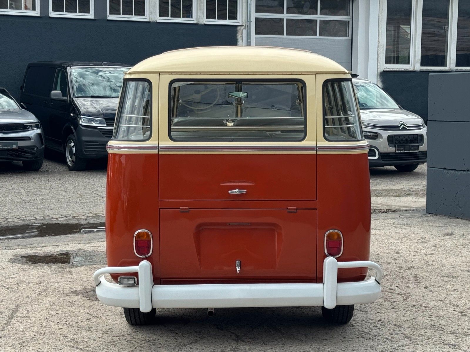 Fahrzeugabbildung Volkswagen T1 Samba 9-Sitzer Faltdach mit Panoramafenstern