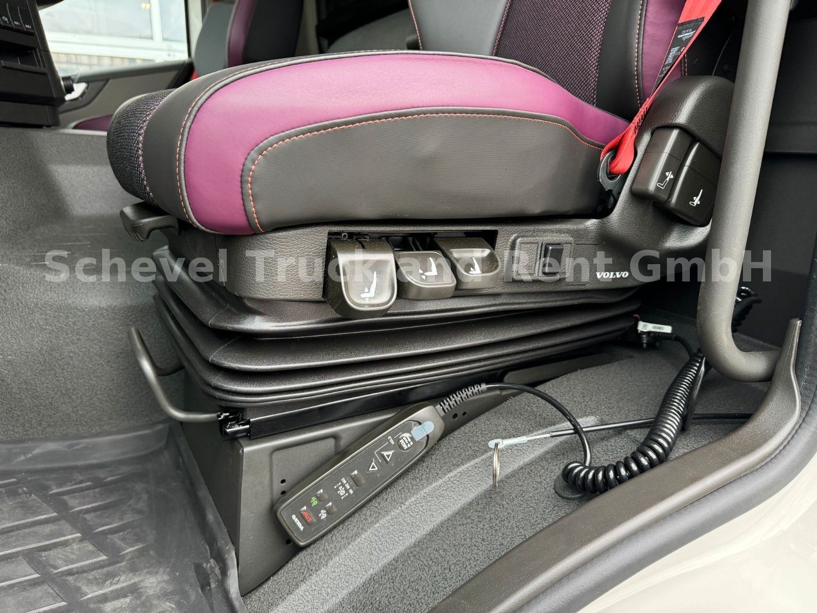 Fahrzeugabbildung Volvo FM 330 6x2 Doppelkabine Fahrgestell ADR