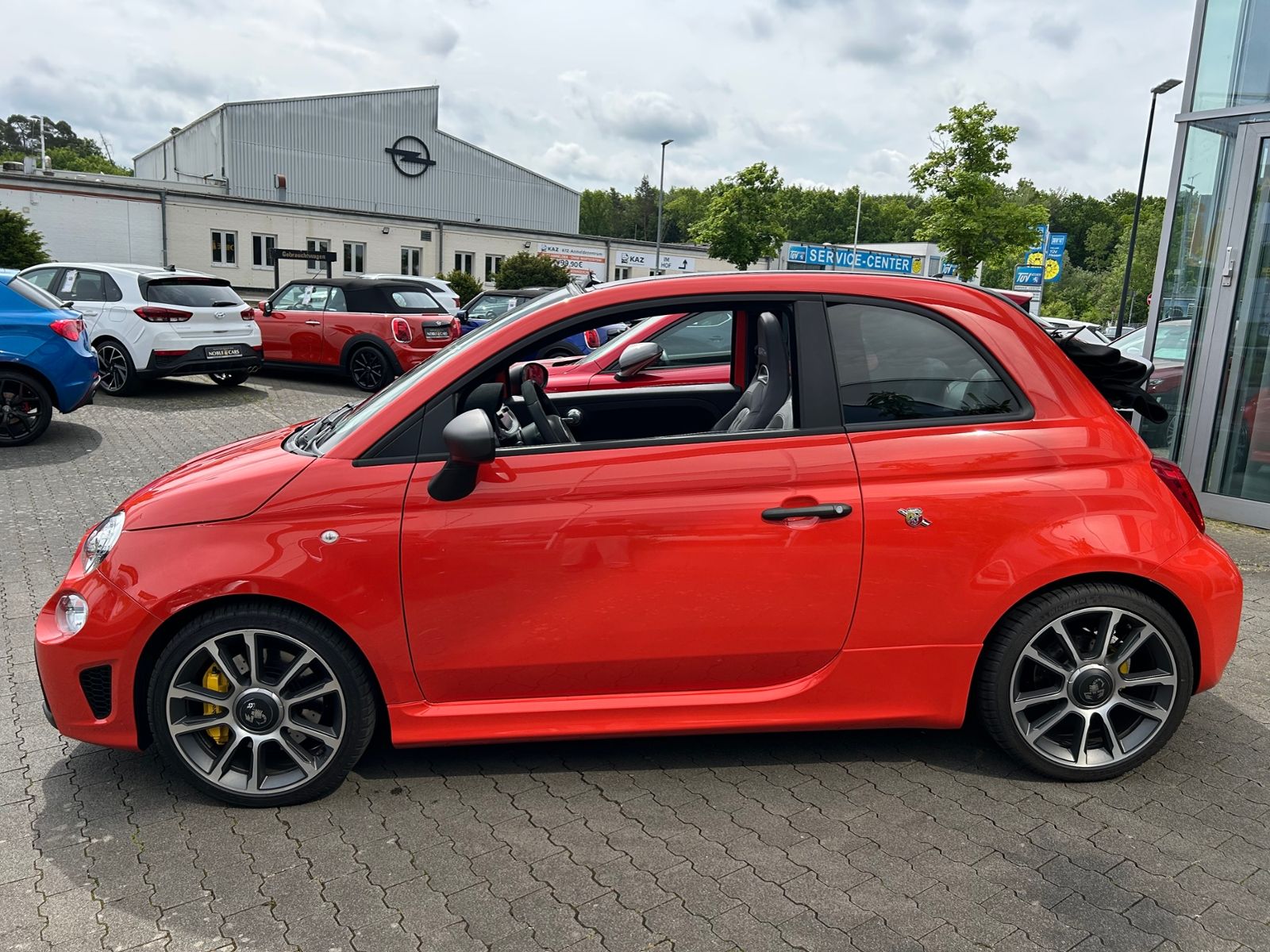 Fahrzeugabbildung Abarth 695C Cabrio Turismo BEATS NAV LEDER ALU