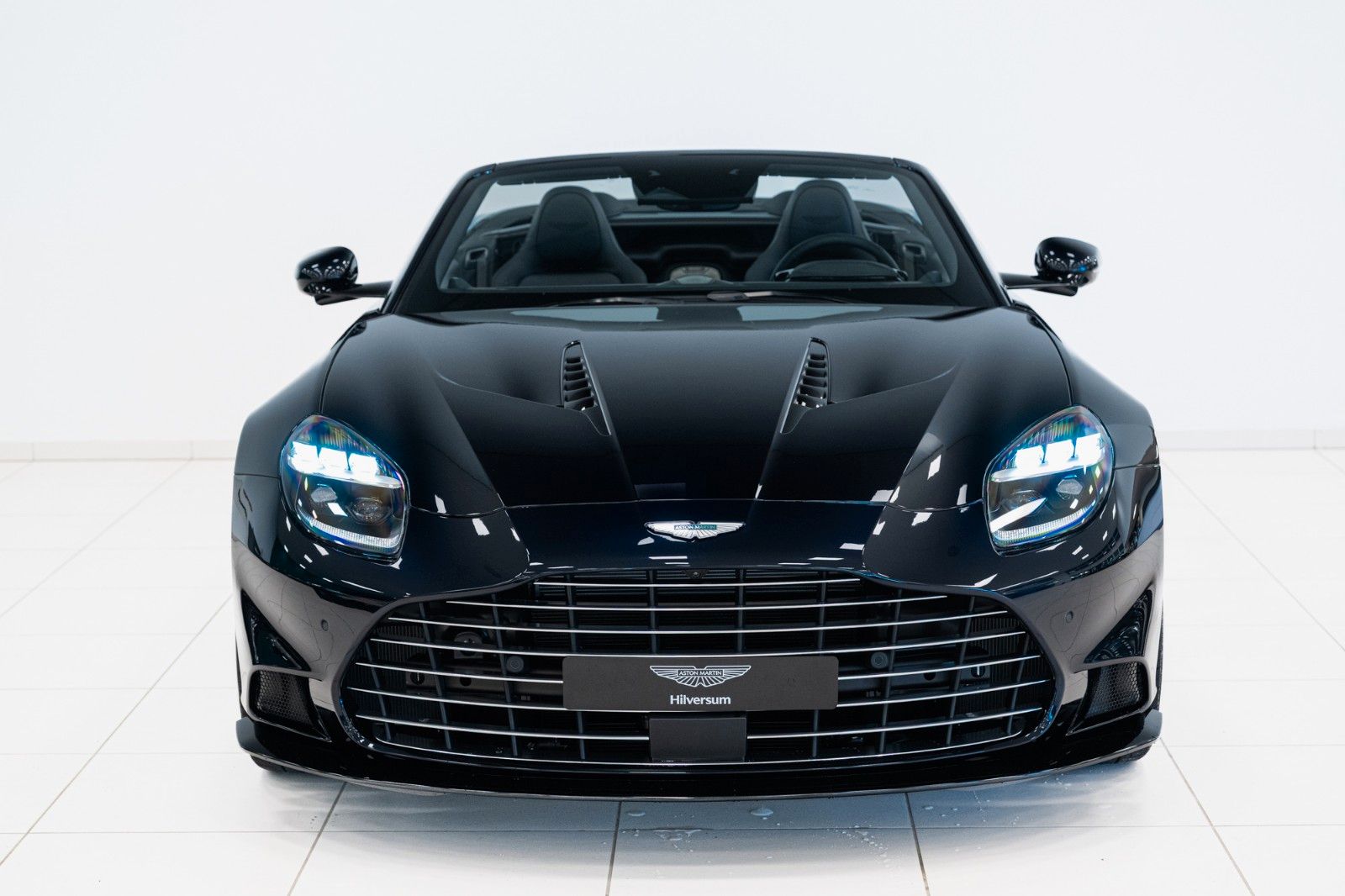 Aston Martin Vanquish Volante Ultramarine Black imagem 2