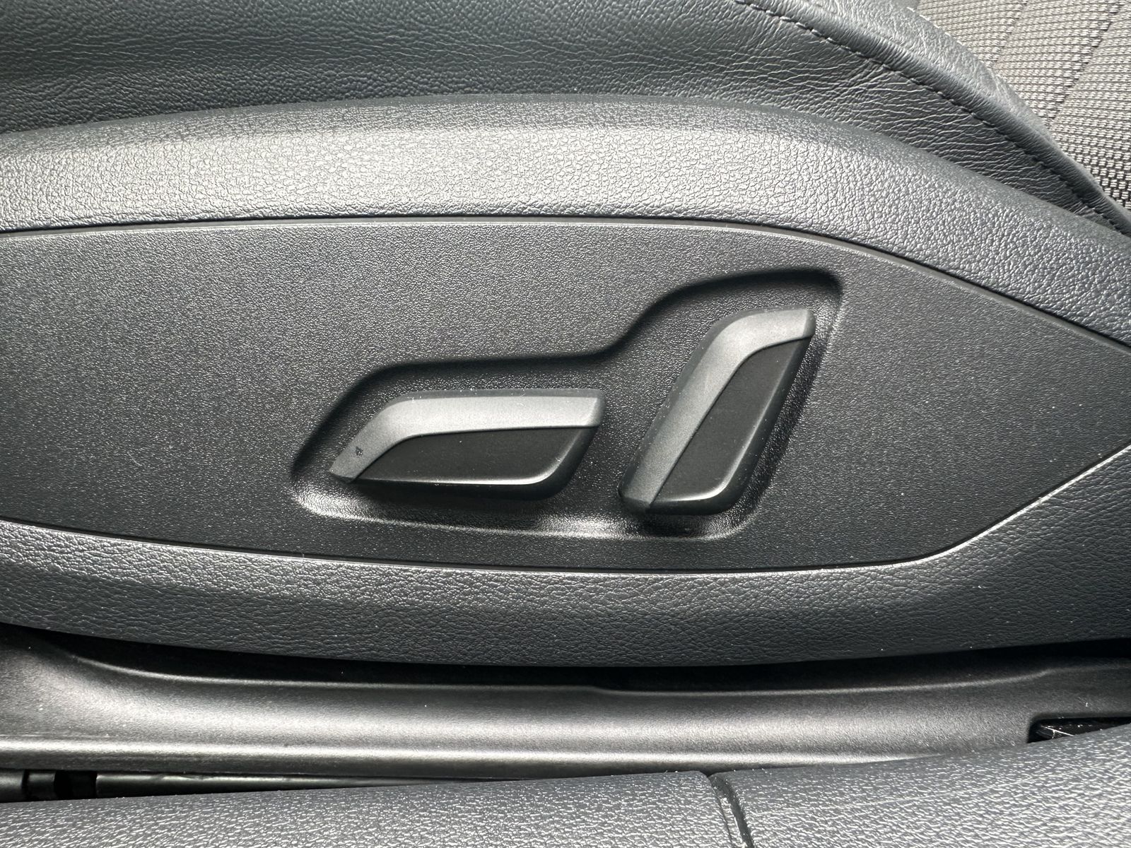 Fahrzeugabbildung Audi A4 Avant 40 TFSI S-Line Qu VCOCK+HUD+NAV+LED+ACC