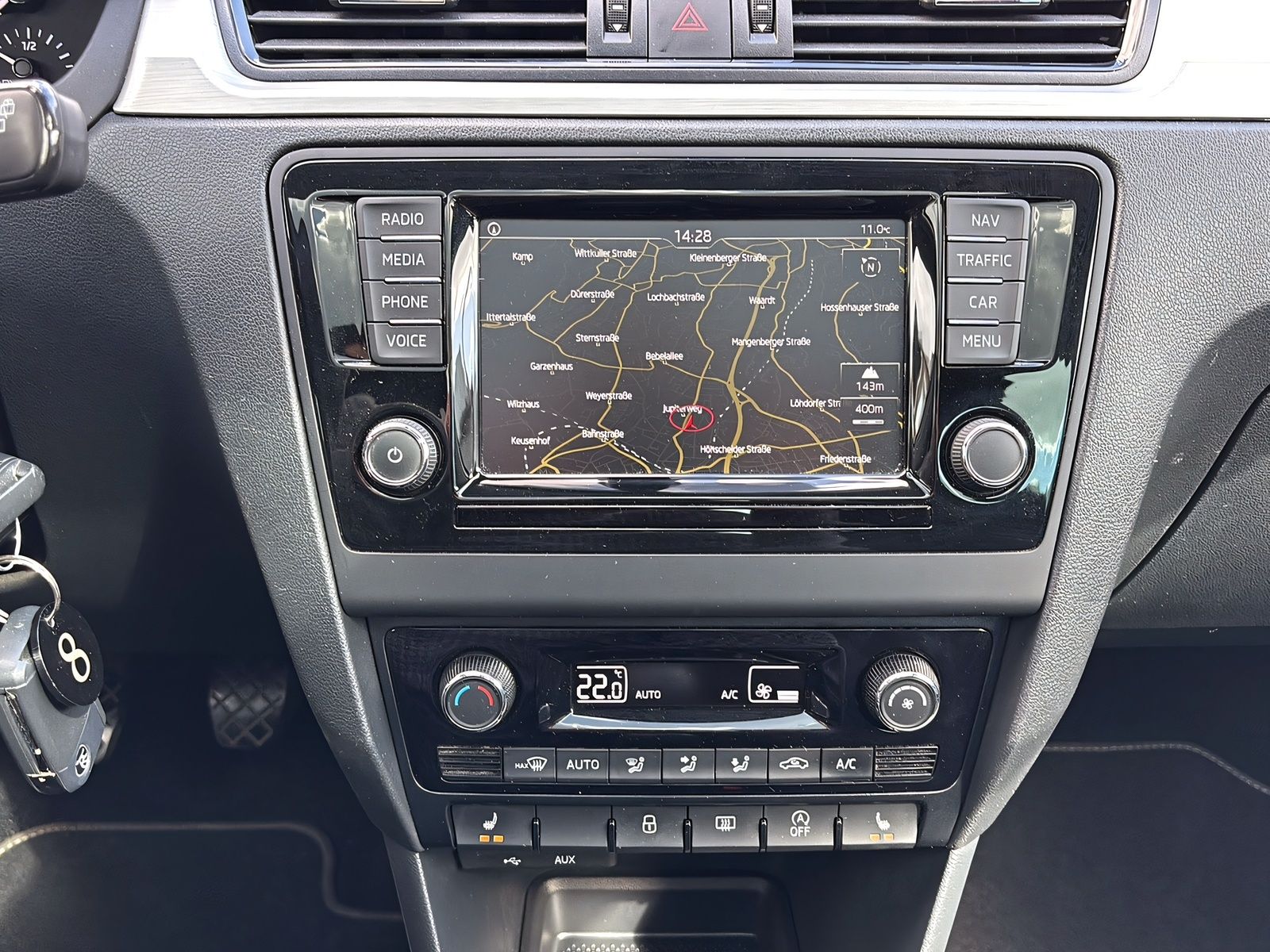 Fahrzeugabbildung SKODA Rapid 1.2i Edition NAVI PANORAMA XENON DAB PDC