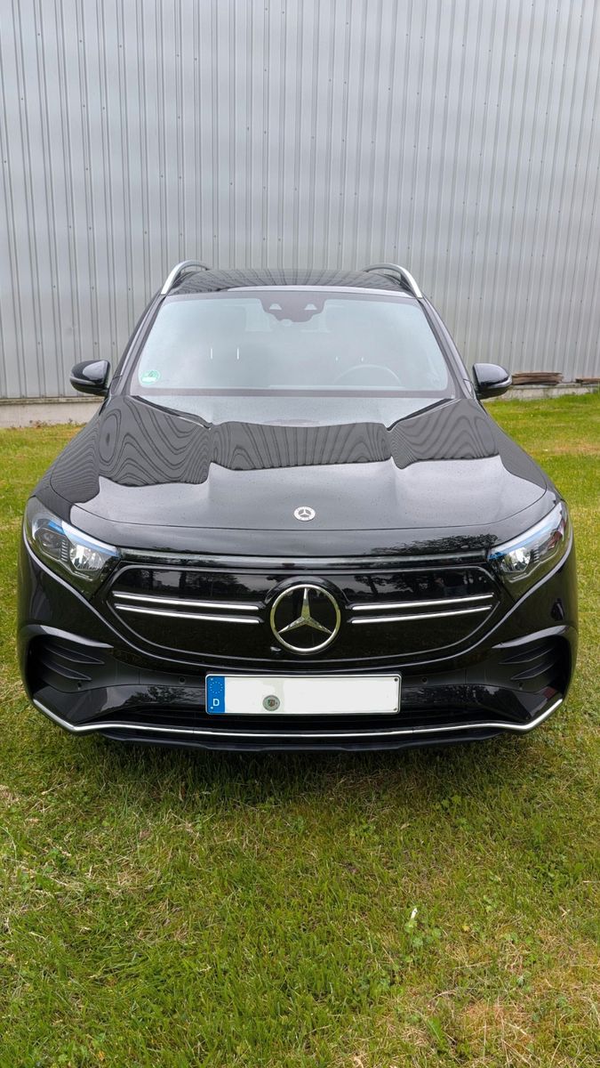 MERCEDES-BENZ EQB 300 4MATIC AMG Line / Pano / Distro