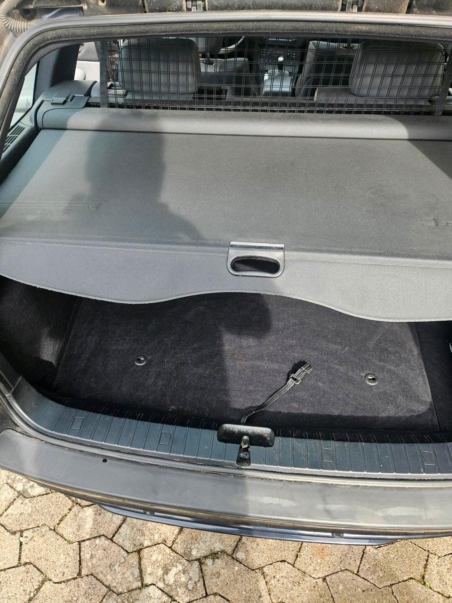 BMW 325 2004 — салон