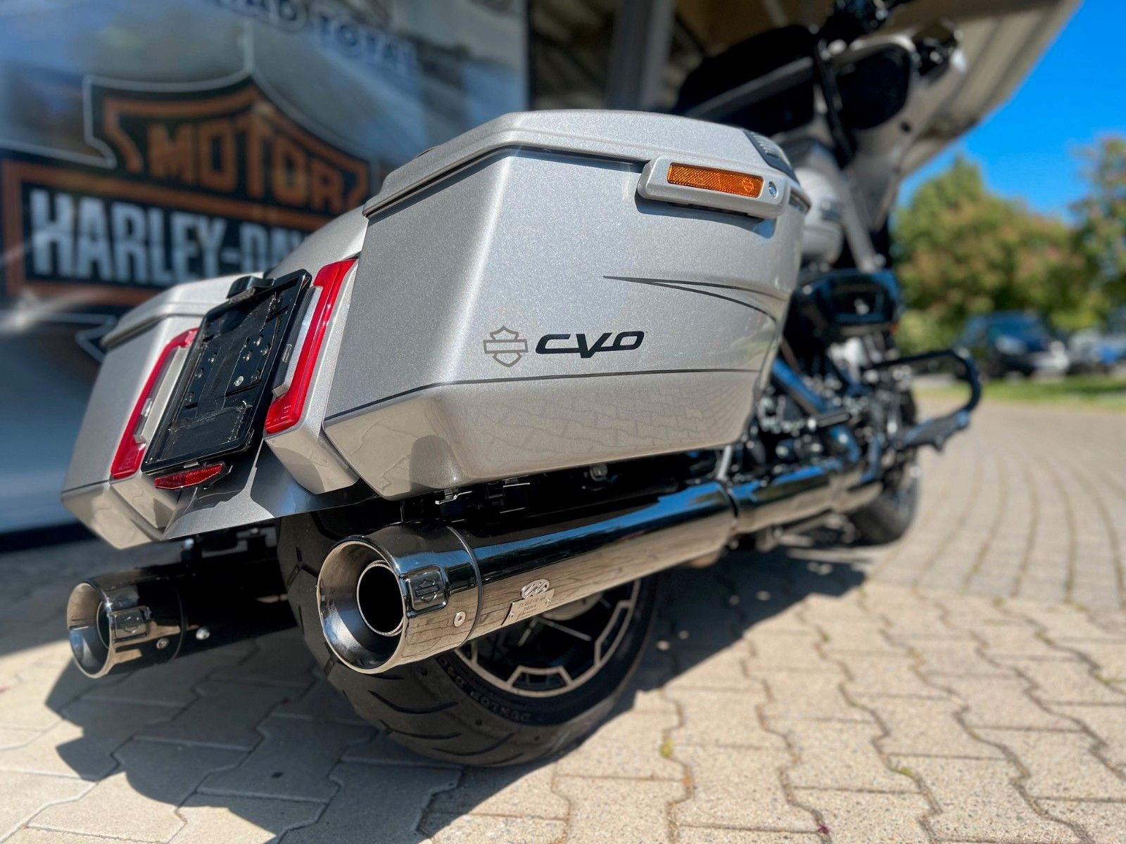 Fahrzeugabbildung Harley-Davidson Street Glide CVO Jekill & H-D Ape Lenker
