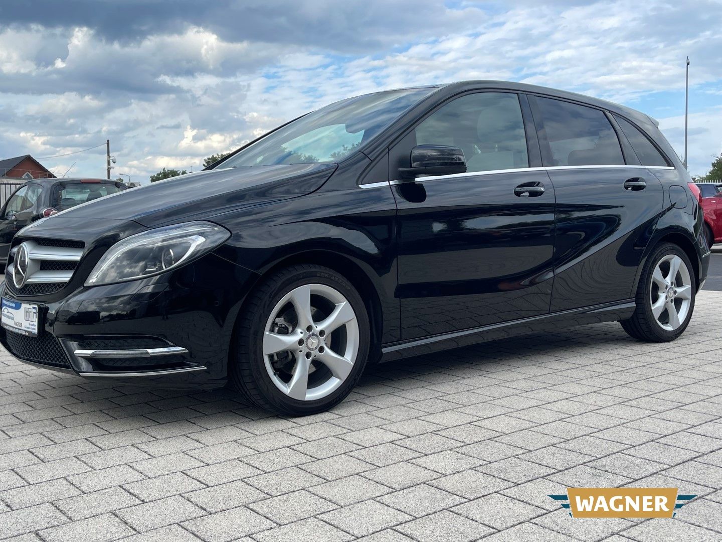 Fahrzeugabbildung Mercedes-Benz B 180 Pano Kamera Navi PDC SHZ Klimaautomatik