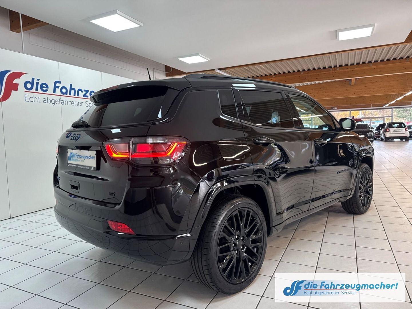 Fahrzeugabbildung Jeep Compass S Plug-In Hybrid 4WD Navi Soundsystem 36