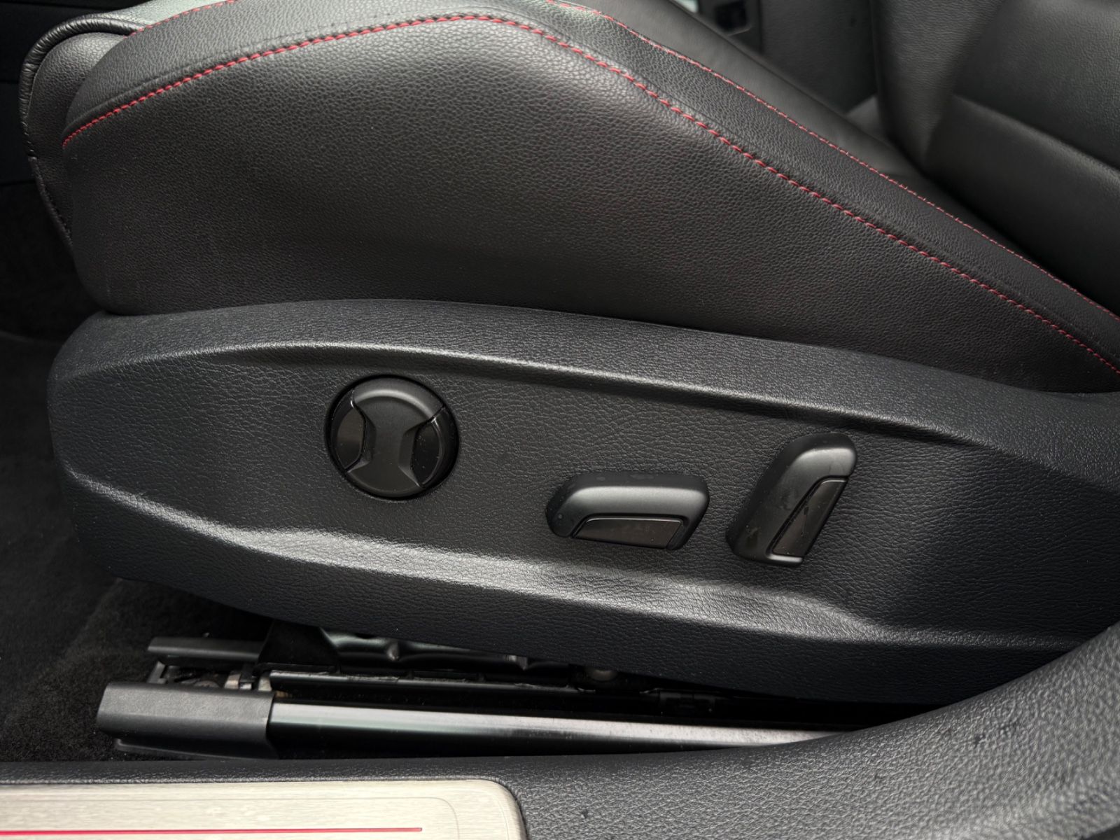 Fahrzeugabbildung Volkswagen Golf VII Lim. GTI BMT*Pano*Leder*Standheizung*