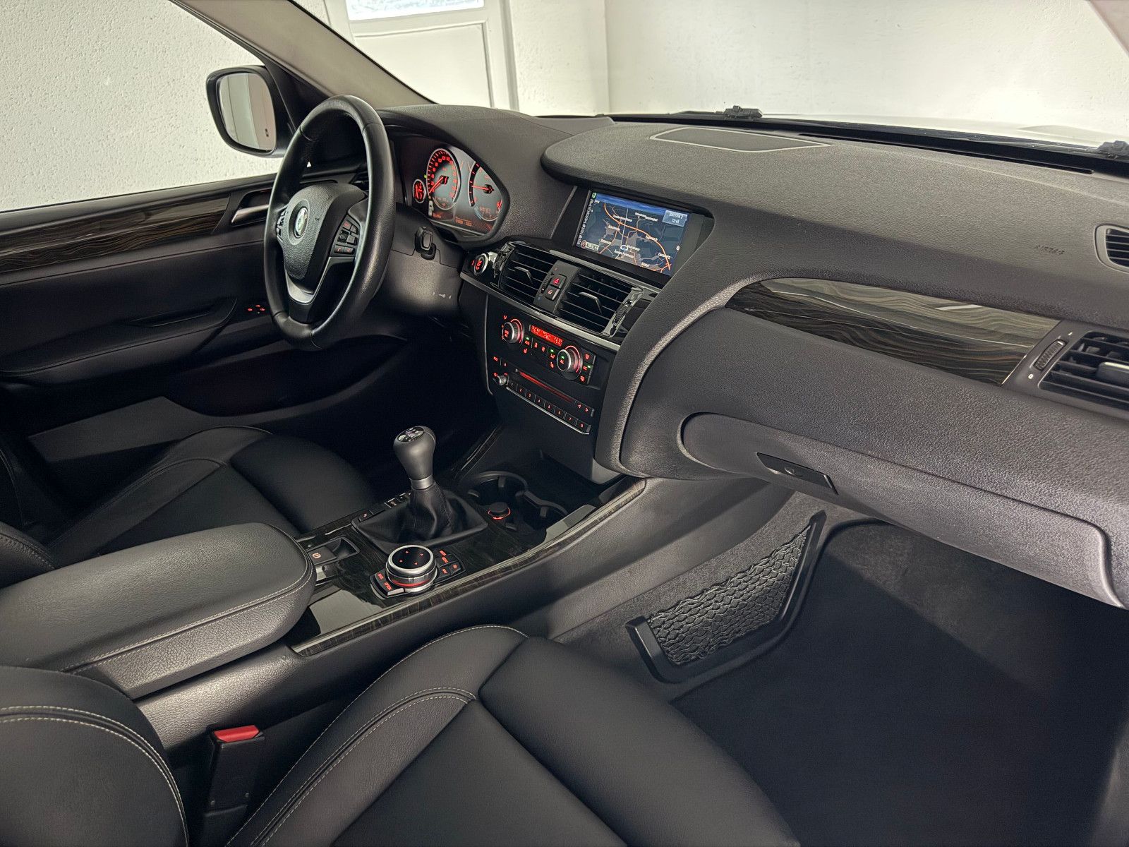 Fahrzeugabbildung BMW X3 sDrive 18 d/XENON/HuD/PANO/AHK/NAVI PROF.