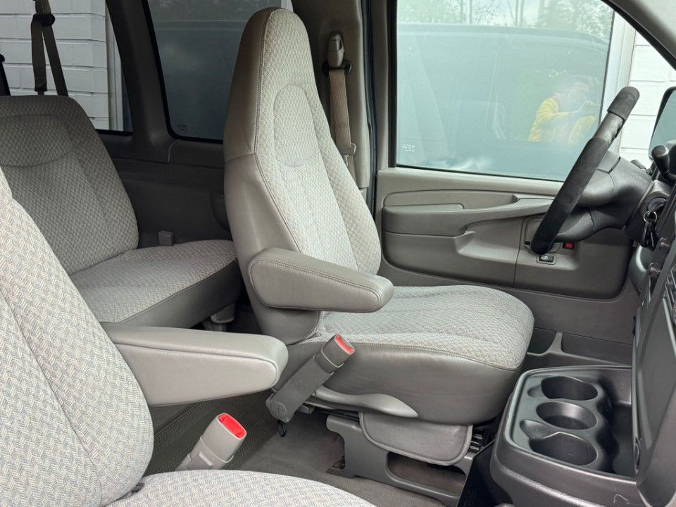 Fahrzeugabbildung Chevrolet Express Chevy Van 6.0 V8 2500 LPG 9 Sitzer