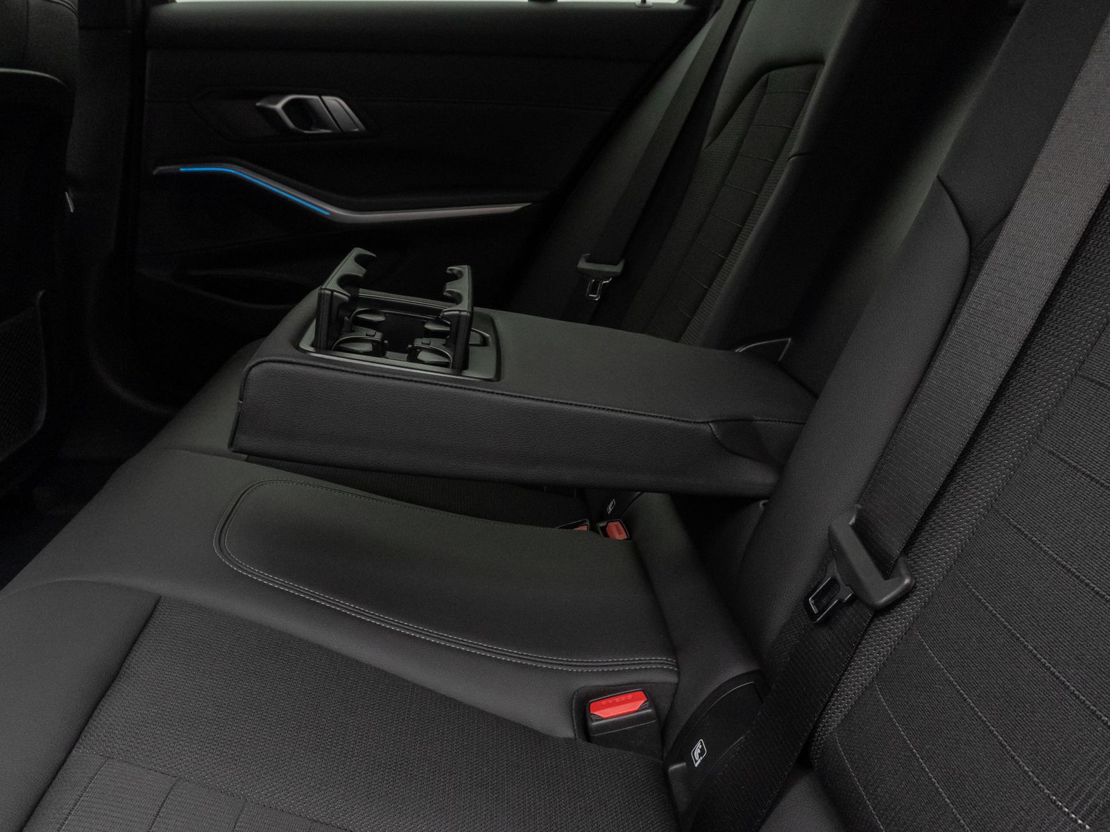 Fahrzeugabbildung BMW 330i Komfort 360°HUD DAB HiFi Sport Memory18Zoll