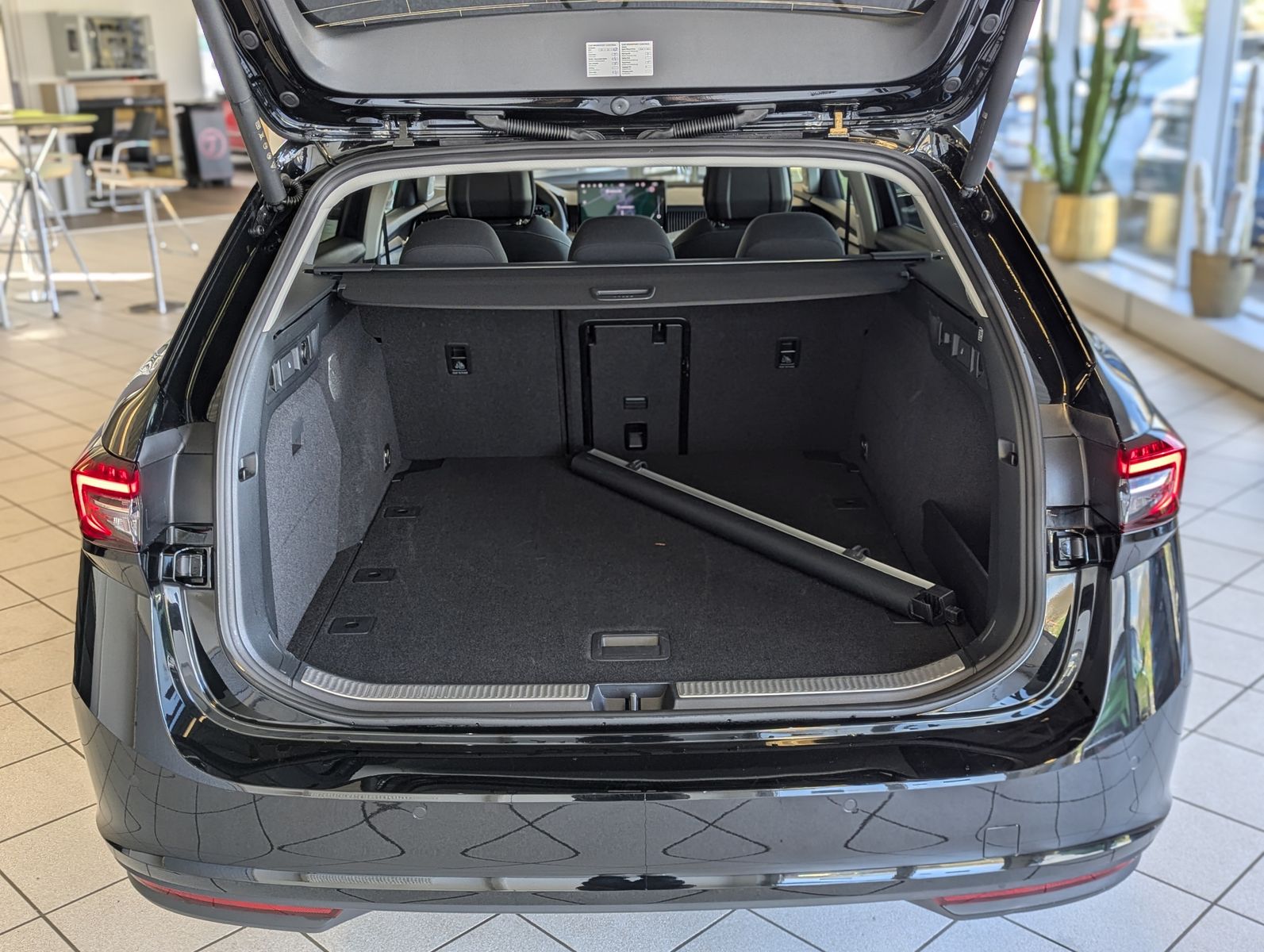 Fahrzeugabbildung SKODA Superb 2.0 TDI 4x4 Selection Matrix AHK 5J Garan