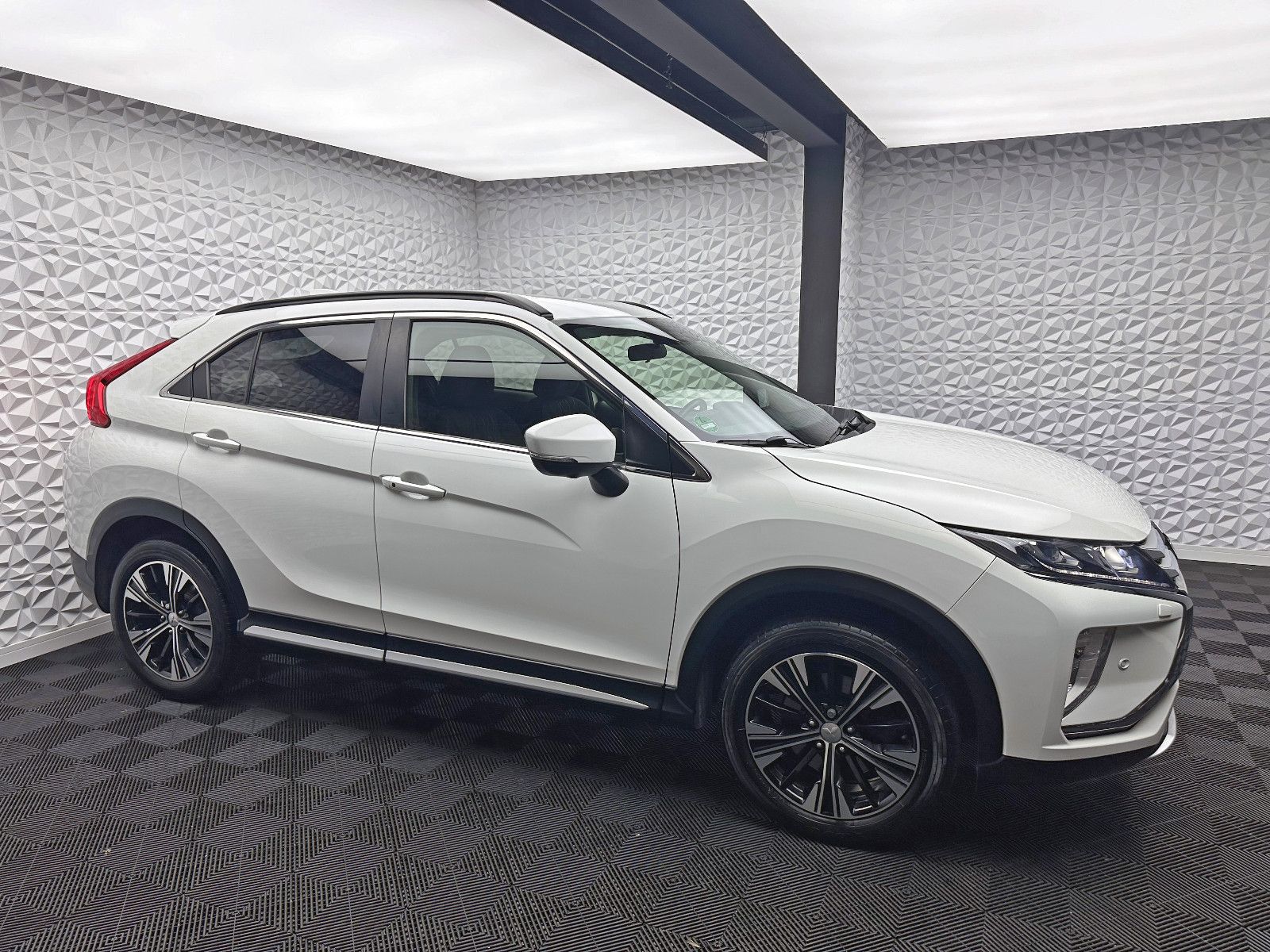 Fahrzeugabbildung Mitsubishi ECLIPSE CROSS 1.5/DSG/KEYL/AHK/LED/DAB/360°/HUD