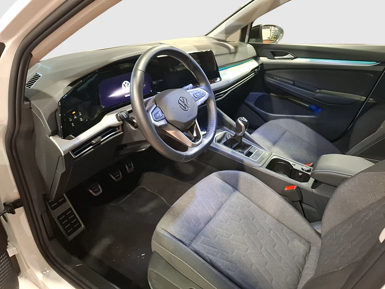 Fahrzeugabbildung Volkswagen Golf VIII TSI Move Matrix Navi AID Pano PDC SH L