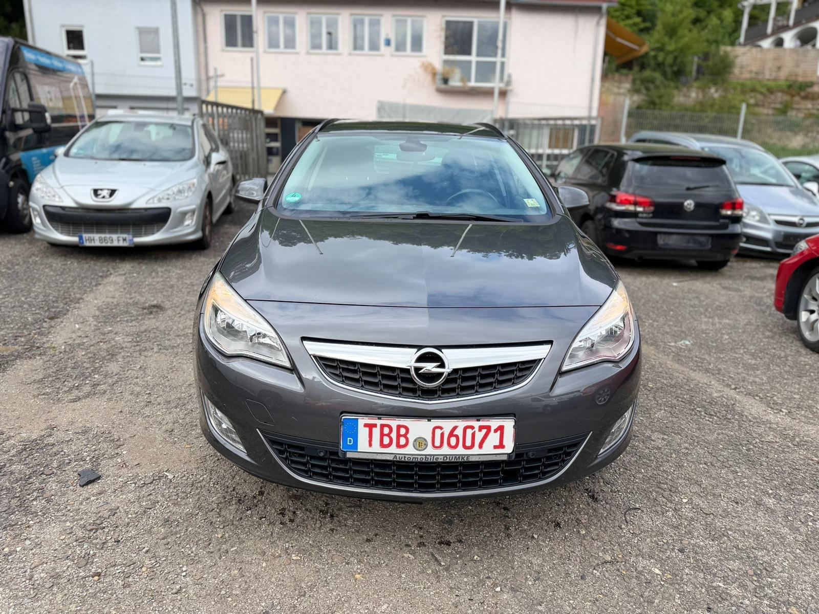 Opel Astra 2011 — rear view