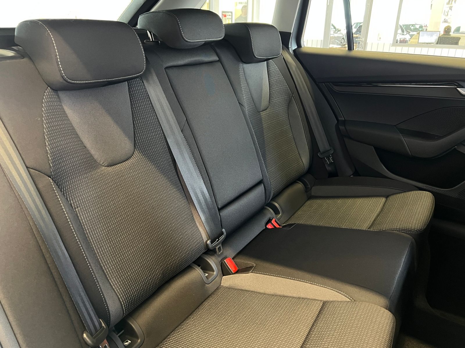 Fahrzeugabbildung SKODA Octavia Combi IV Selection 1.5 TSI mHEV DSG *AHK