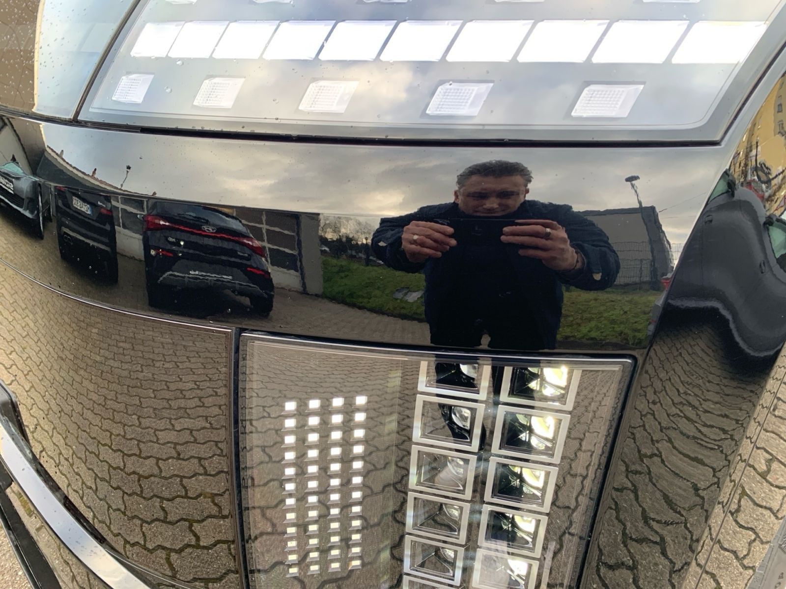 Fahrzeugabbildung Hyundai IONIQ 9 Uniq Elektro 110 kWh 4WD 7-Sitzer