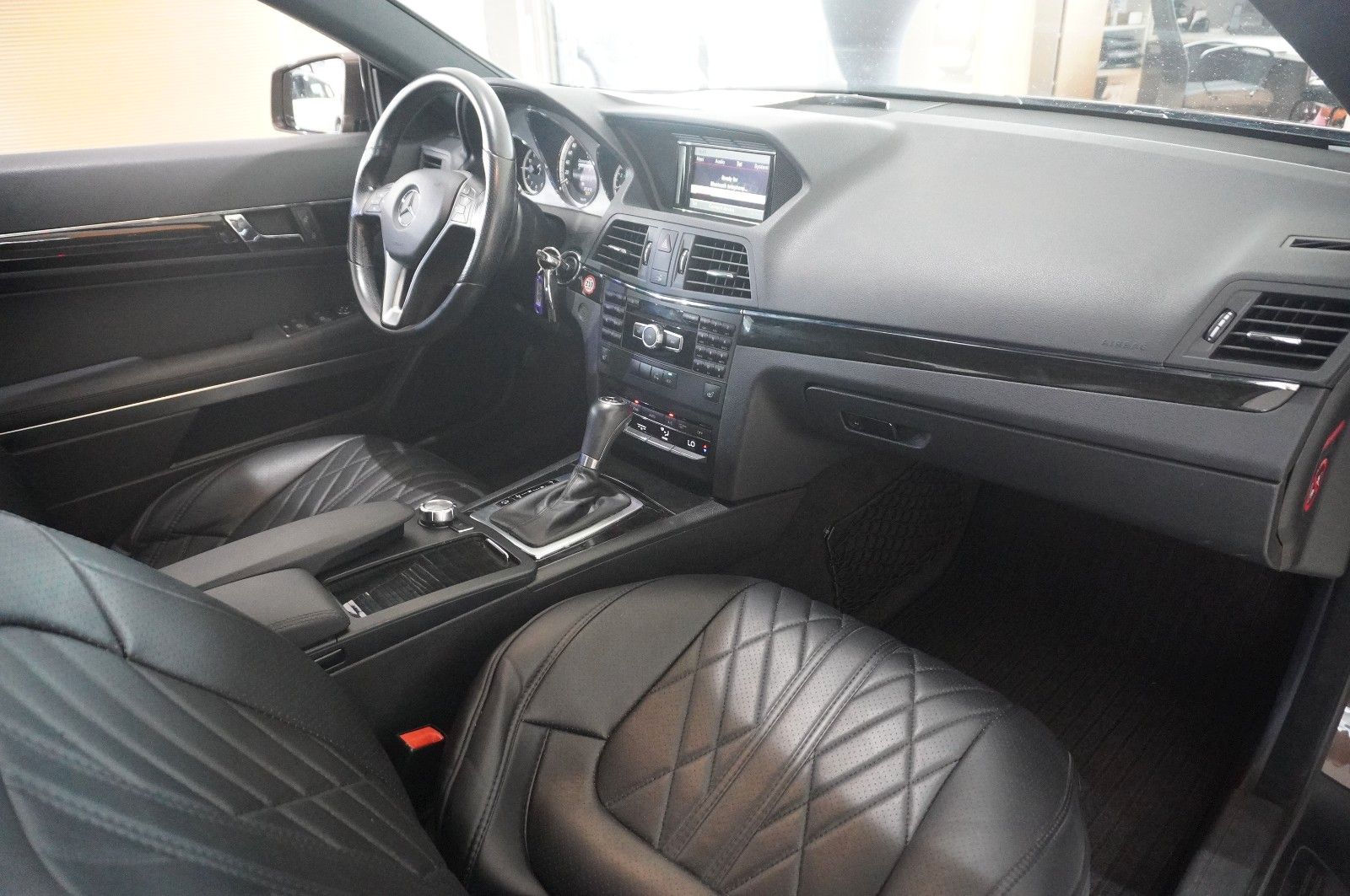 Fahrzeugabbildung Mercedes-Benz E 200 COUPE AVAMTGRADE NAVI/SHZ/SPORT/PDC/TEMP.