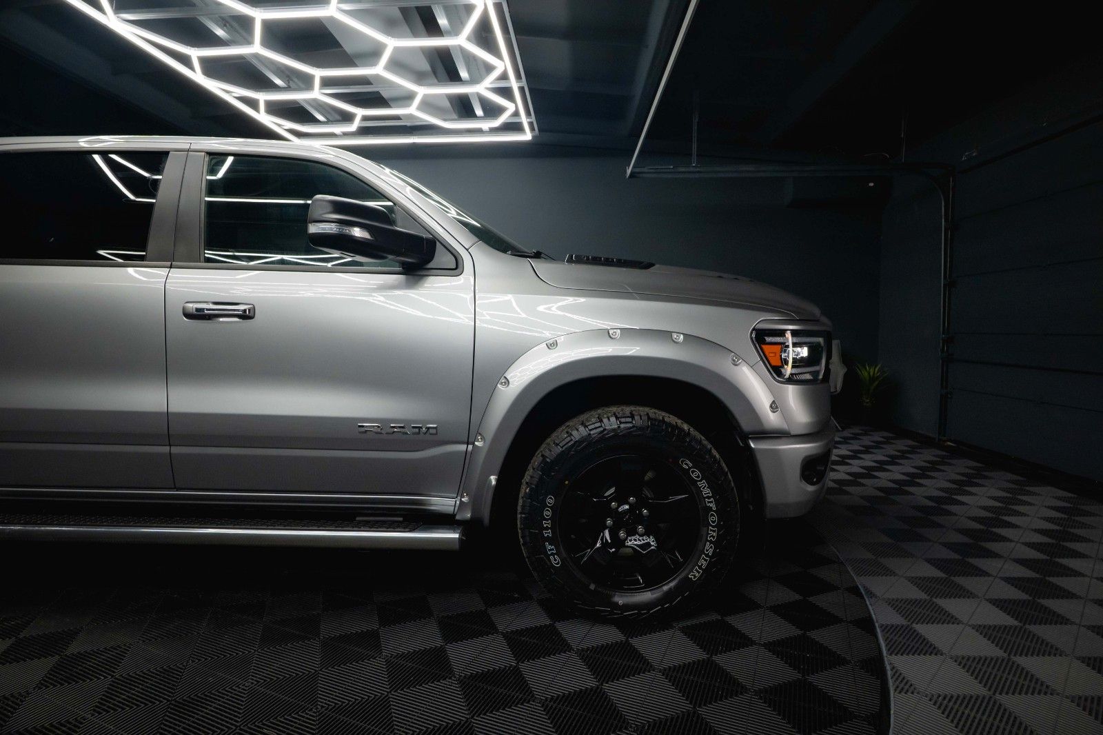 Fahrzeugabbildung Dodge RAM 5.7 V8 HEMI 4x4 OFFROAD Night-Paket *LED*19%