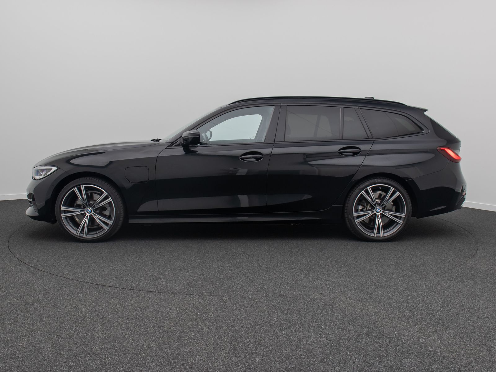 Fahrzeugabbildung BMW 320e xD Sport Line DAB Laser HUD HiFi Panorama