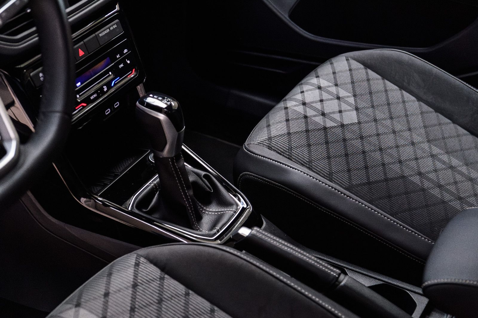 Fahrzeugabbildung Volkswagen T-Cross R-Line 1.5 TSI DSG IQ-LED+AHK+KAMERA+ACC