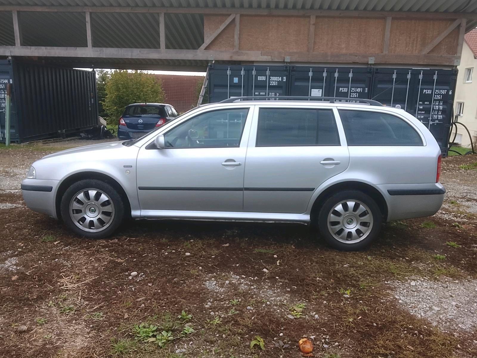 Skoda Octavia 2005 — rear view